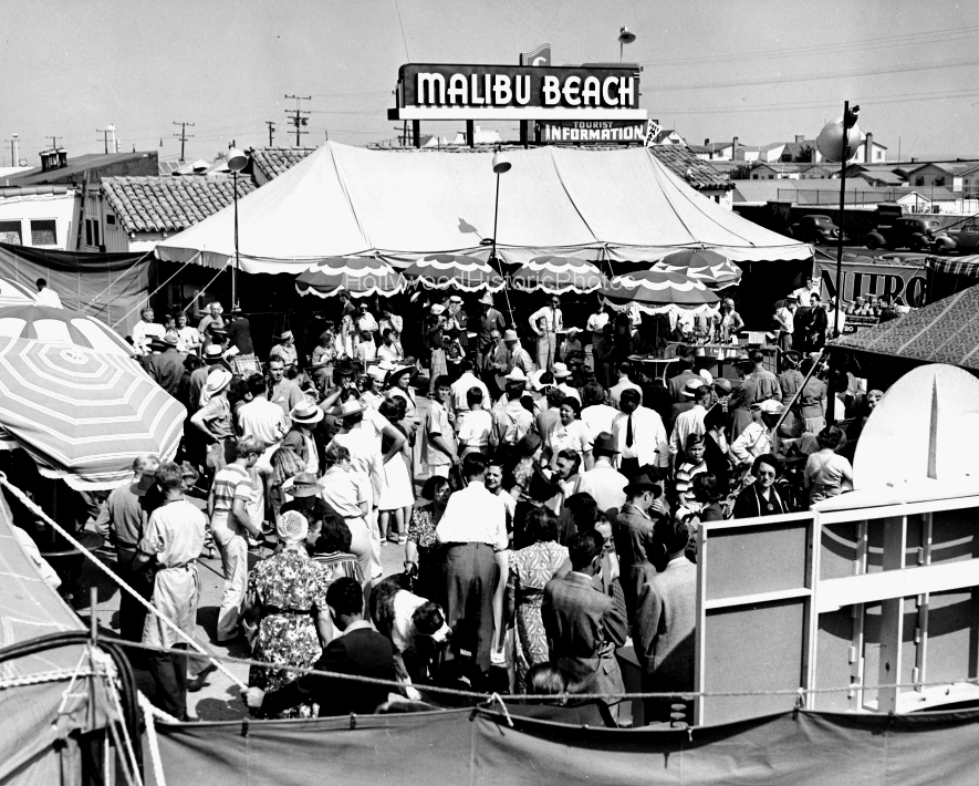 1939 An all-breed dog show wm.jpg